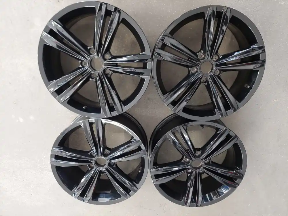 Oryginalne VW felgi Sebring 7J ET 45 18" czarny połysk stan jak nowy Dostępne od ręki