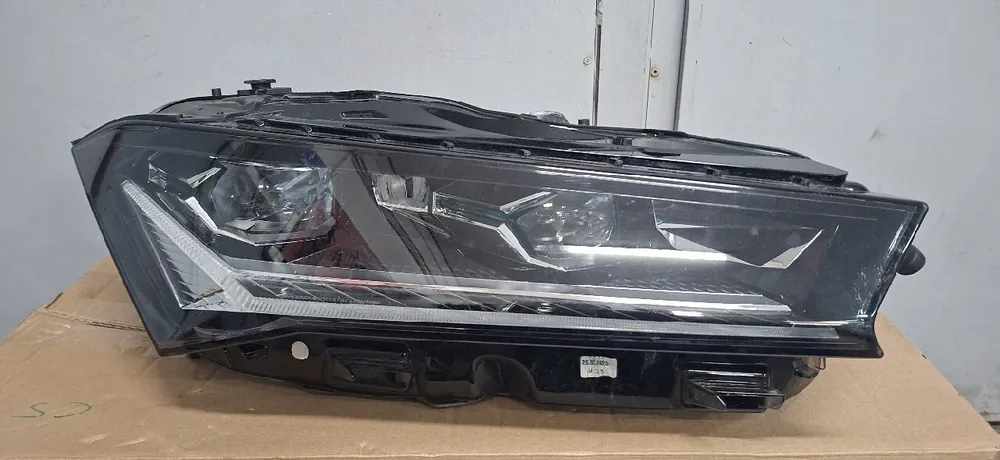 Lampa przednia prawa skoda superb z 25r kompletna3P1941016B Oferta