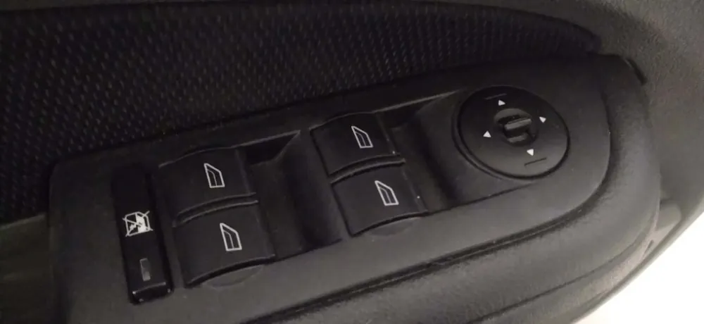 Szybka wysyłka Boczek Tapicerka LP Ford Focus MK 2 04 - 07 z Panelem Przyciski Europa