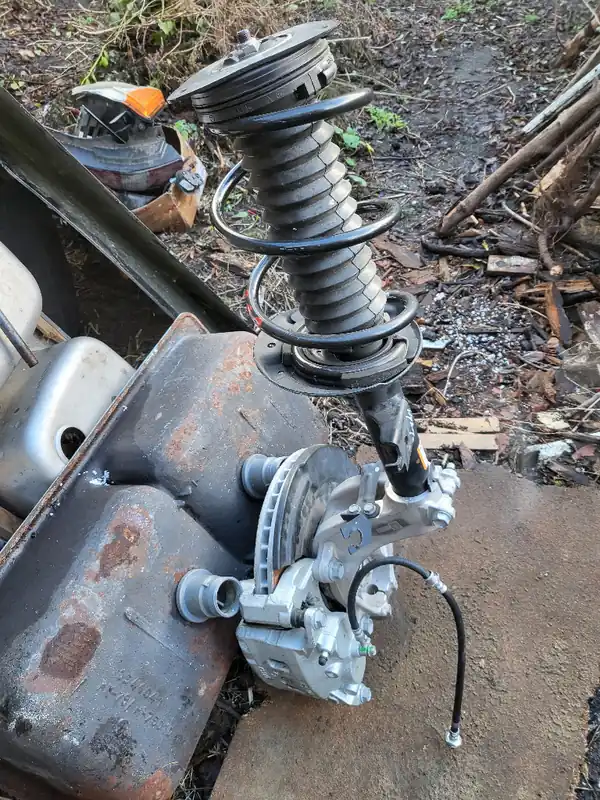Rabat MCPherson prawy kompletny 543026687R Renault Austral